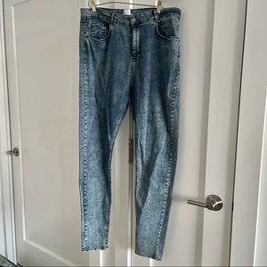 Stretchy denim jeans, form fitting & mid-wash